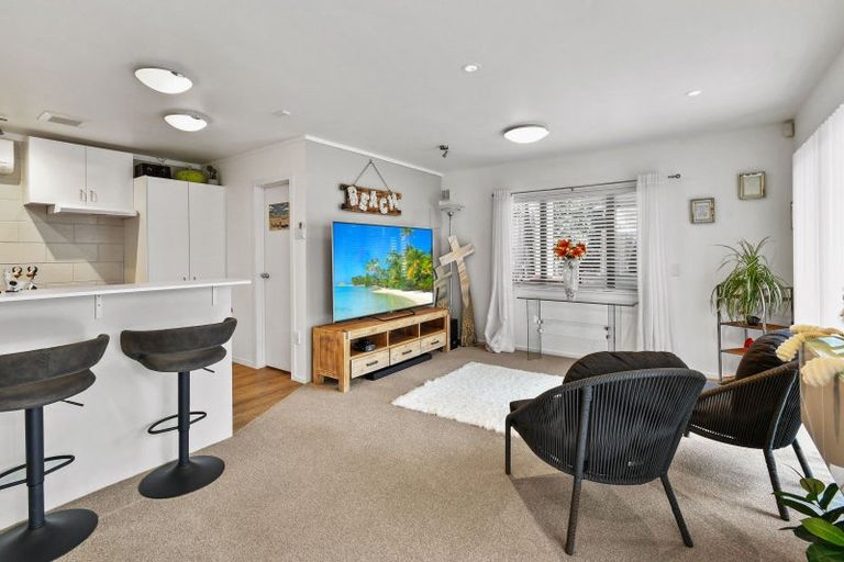 Photo of property in 6 Ribbonwood Crescent, Goodwood Heights, Auckland, 2105