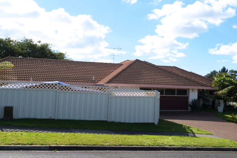 Photo of property in 1 Frank Nobilo Drive, Golflands, Auckland, 2013