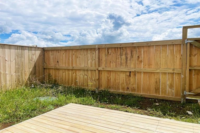 Photo of property in 6 Ihi Place, Karaka, 2578