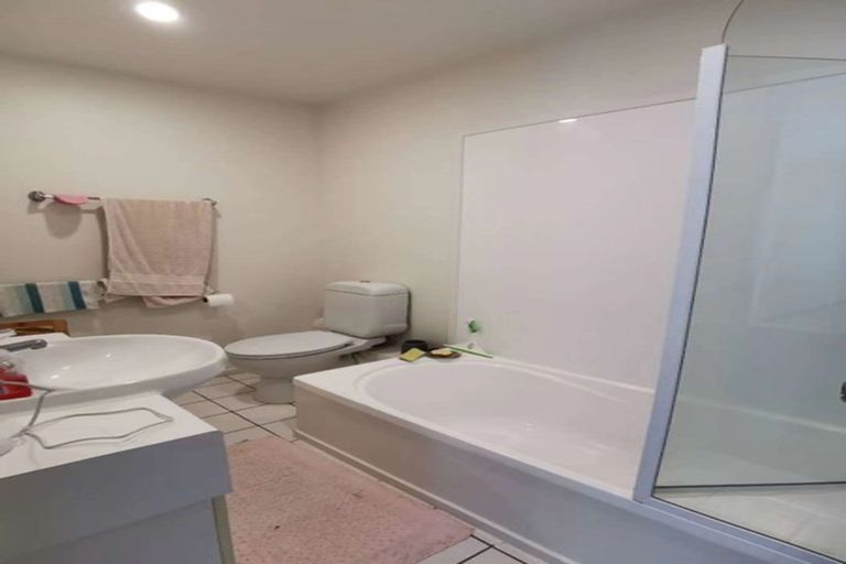 Photo of property in 3/30 John Jennings Drive, Oteha, Auckland, 0632