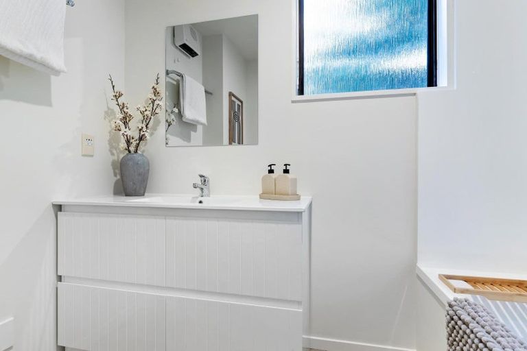 Photo of property in 17b Wynyard Crescent, Fernhill, Queenstown, 9300