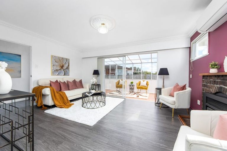 Photo of property in 12 Ashbourne Place, Glendene, Auckland, 0602