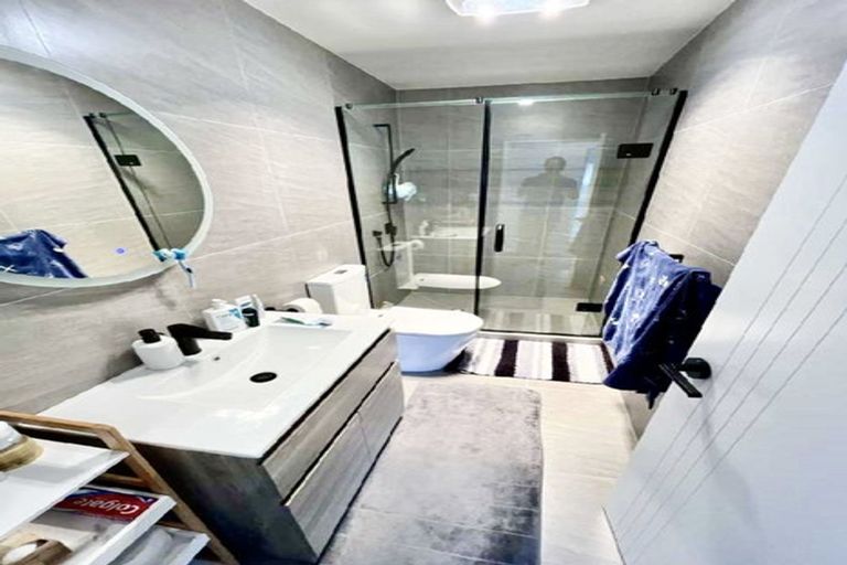 Photo of property in 12a Hewlett Road, Massey, Auckland, 0614