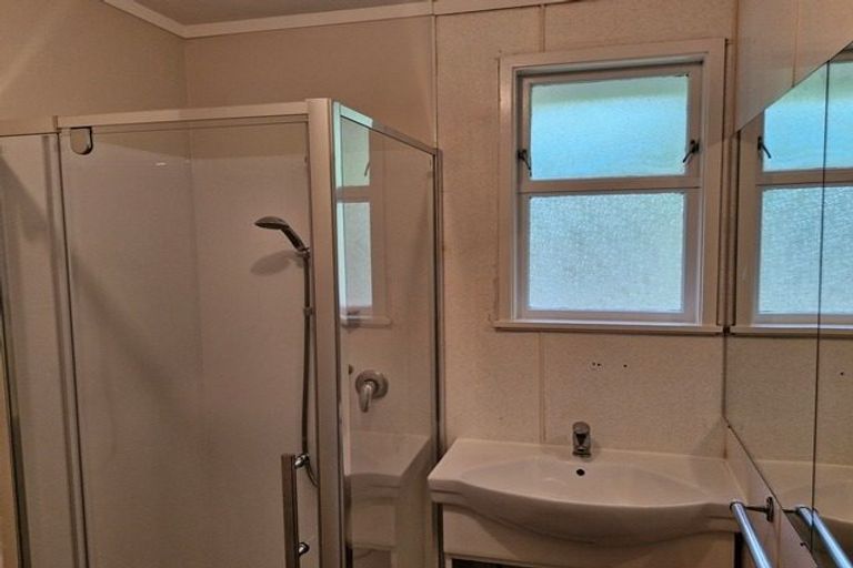 Photo of property in 15 Holmes Drive South, West Harbour, Auckland, 0618