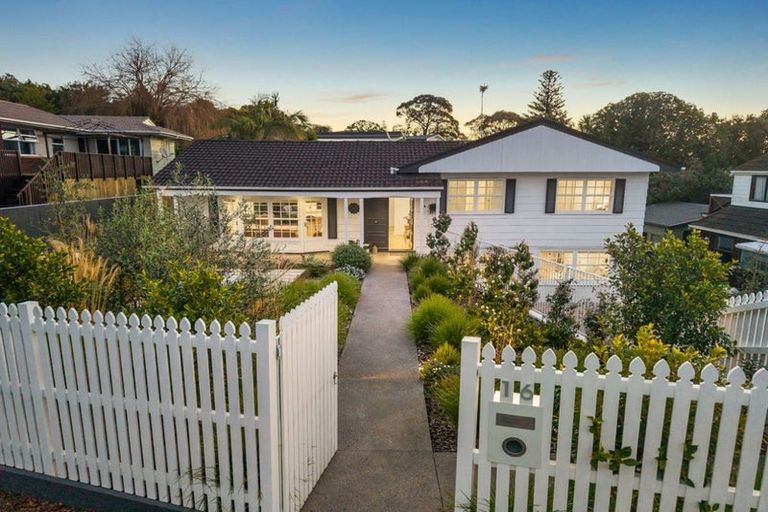 Photo of property in 16 Pickwick Parade, Mellons Bay, Auckland, 2014