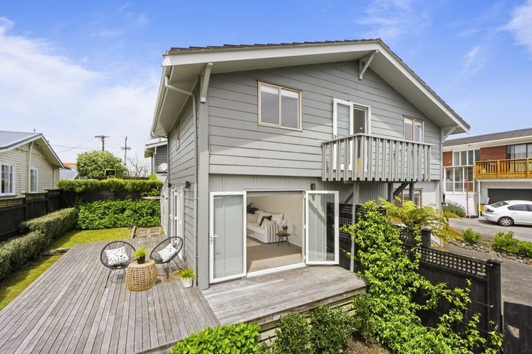 Photo of property in 2/5 Eversleigh Road, Belmont, Auckland, 0622