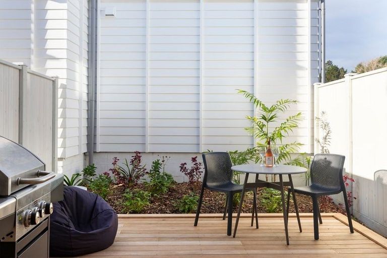 Photo of property in 4 Titoki Close, Matakana, 0985