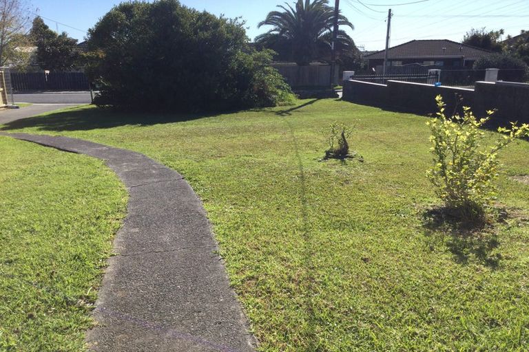 Photo of property in 5 Paton Avenue, Te Atatu South, Auckland, 0610