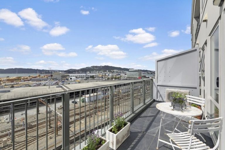 Photo of property in Stadium Garden Flats, 411/107 Thorndon Quay, Pipitea, Wellington, 6011