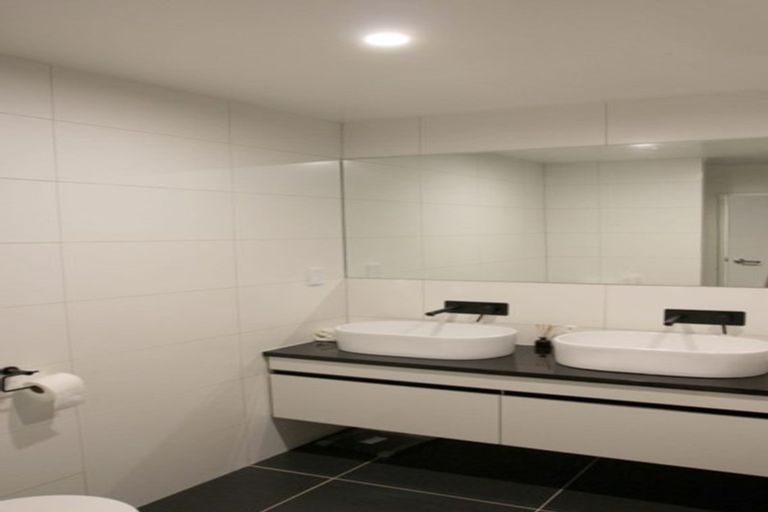 Photo of property in 17 St Catherine Crescent, West Harbour, Auckland, 0618