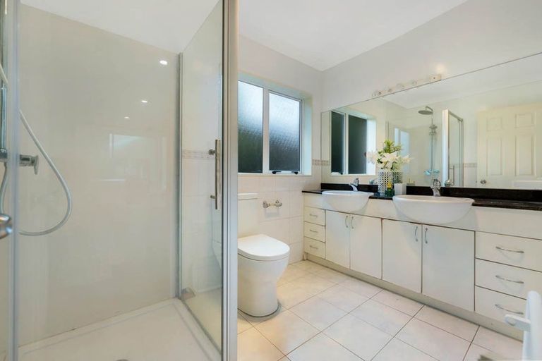 Photo of property in 31 Cricklade Terrace, Windsor Park, Auckland, 0632