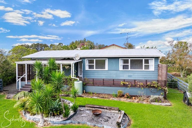 Photo of property in 9 Whaka Street, Maungaturoto, 0520