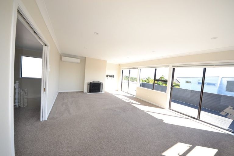 Photo of property in 2/42 Aberdeen Road, Campbells Bay, Auckland, 0620