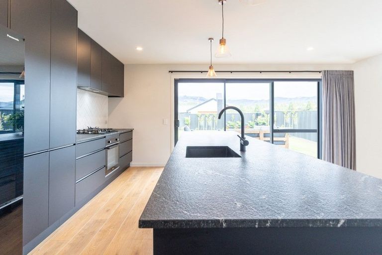 Photo of property in 44 Stratford Drive, Mount Pisa, Cromwell, 9383