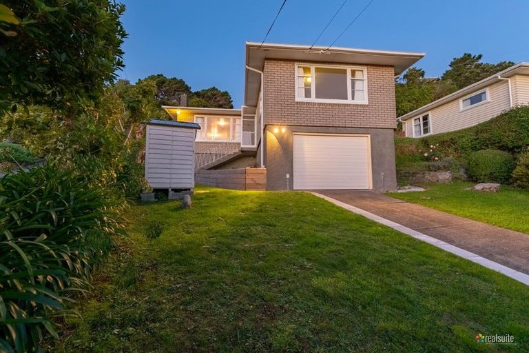 Photo of property in 19 Omega Street, Newlands, Wellington, 6037