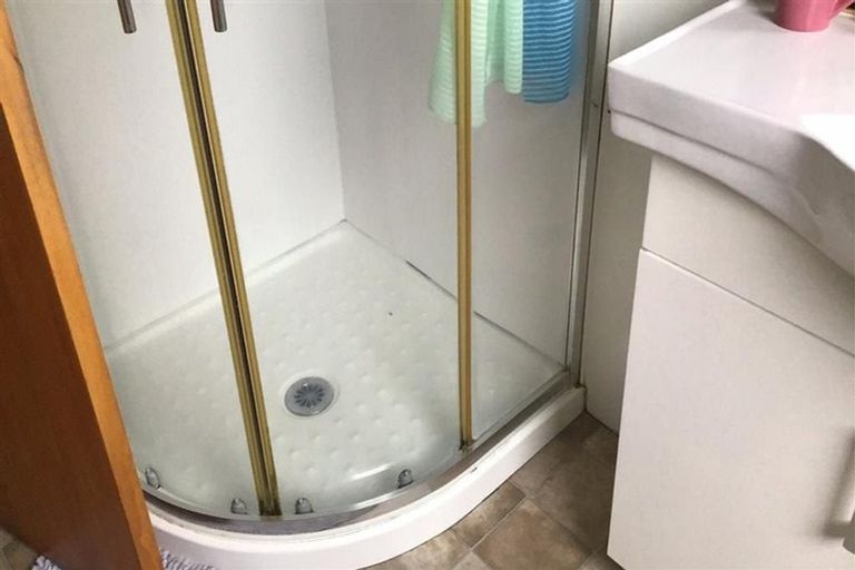 Photo of property in 2/1 Deuxberry Avenue, Northcote, Auckland, 0627