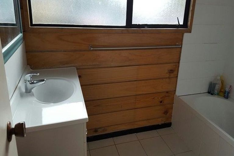 Photo of property in 1 Cabello Place, Unsworth Heights, Auckland, 0632