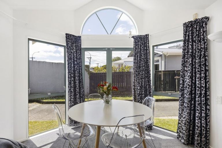 Photo of property in 29b The Parade, Island Bay, Wellington, 6023