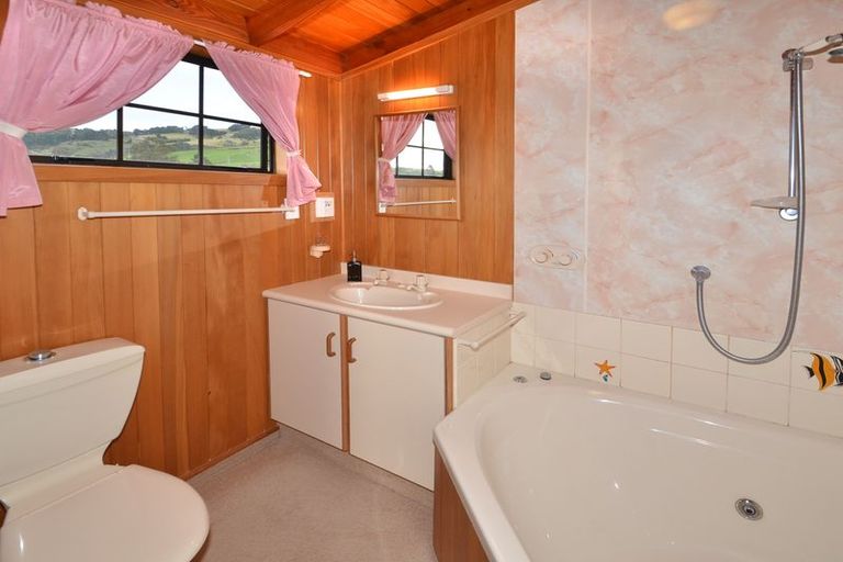 Photo of property in 41 Marine Parade, Macandrew Bay, Dunedin, 9014