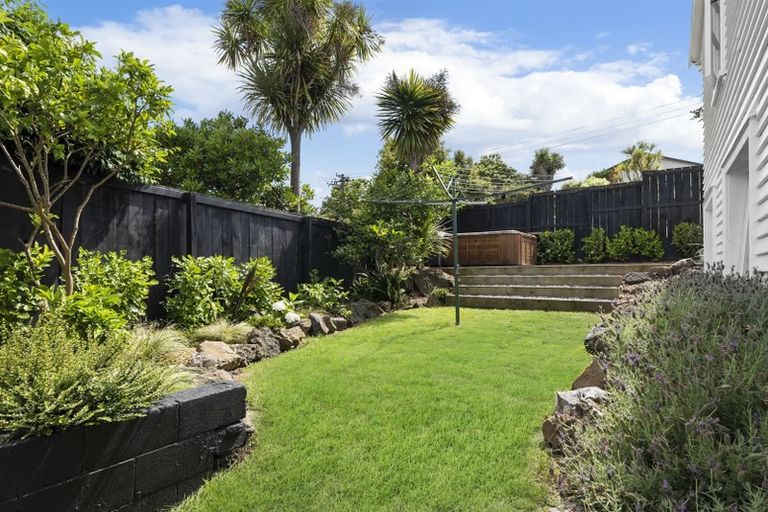 Photo of property in 52 Tiri Tiri Road, Birkdale, Auckland, 0626