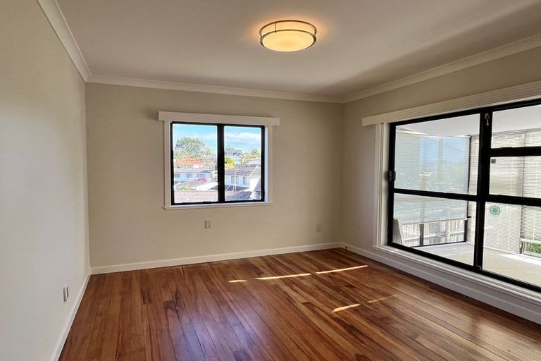 Photo of property in 2/3 Hall Road, Glenfield, Auckland, 0629