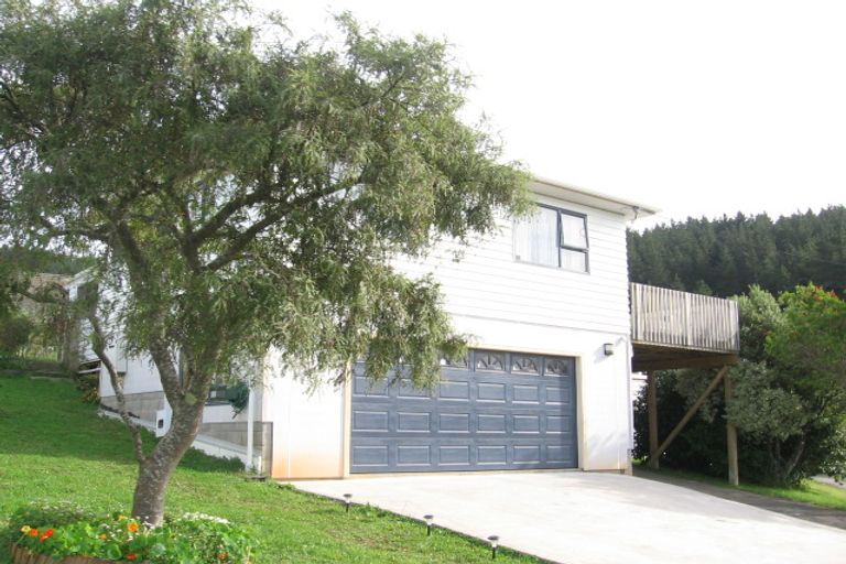 Photo of property in 66 Kiwi Crescent, Tawa, Wellington, 5028