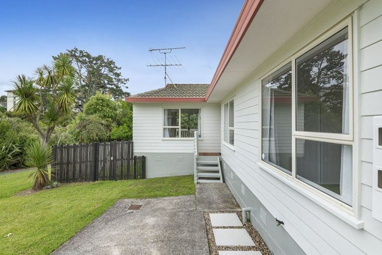 Photo of property in 2/2 Rook Place, Unsworth Heights, Auckland, 0632