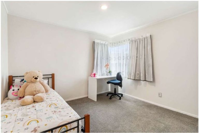 Photo of property in 2/296 Wairau Road, Glenfield, Auckland, 0629