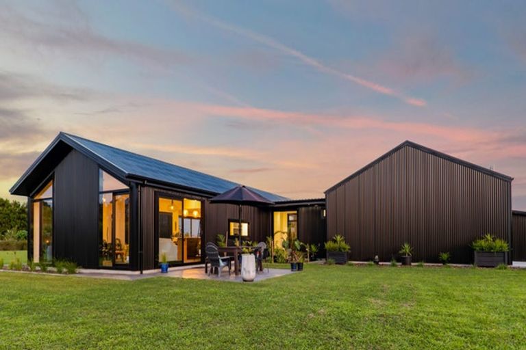 Photo of property in 450 Waitara Road, Huirangi, New Plymouth, 4373