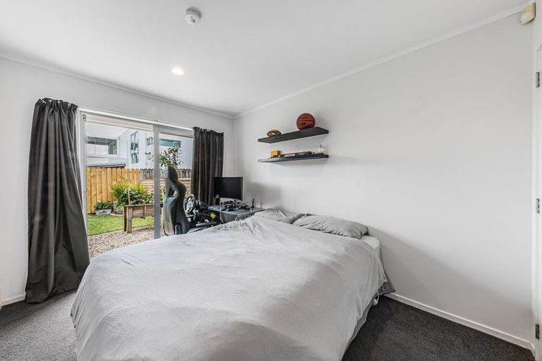 Photo of property in 2/143a Wiseley Road, West Harbour, Auckland, 0618