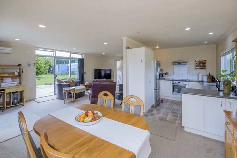 Photo of property in 37a Waikawa Beach Road, Manakau, Levin, 5573