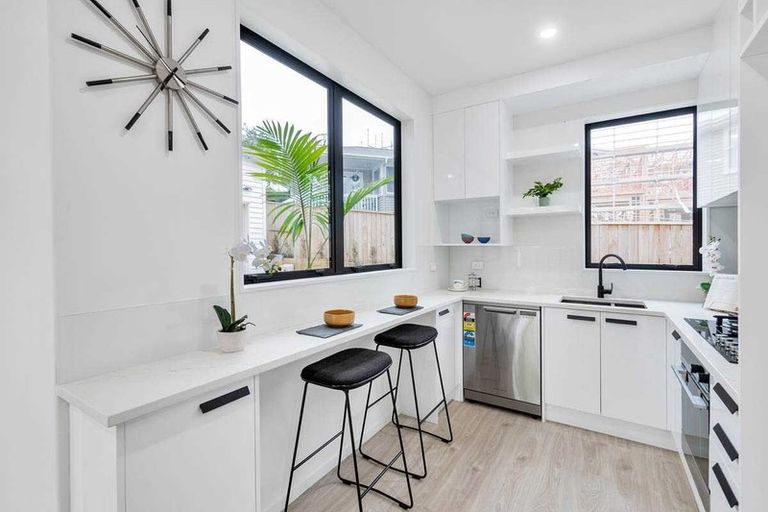 Photo of property in 4 Springbank Lane, Te Atatu Peninsula, Auckland, 0610