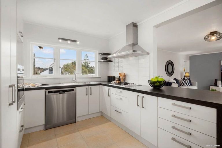 Photo of property in 1/934 East Coast Road, Northcross, Auckland, 0630