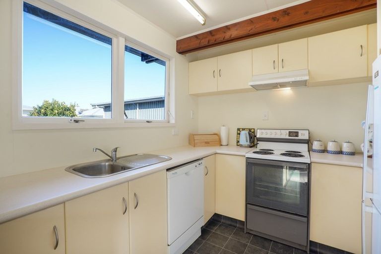 Photo of property in 2 Hollows Crescent, Takaro, Palmerston North, 4412