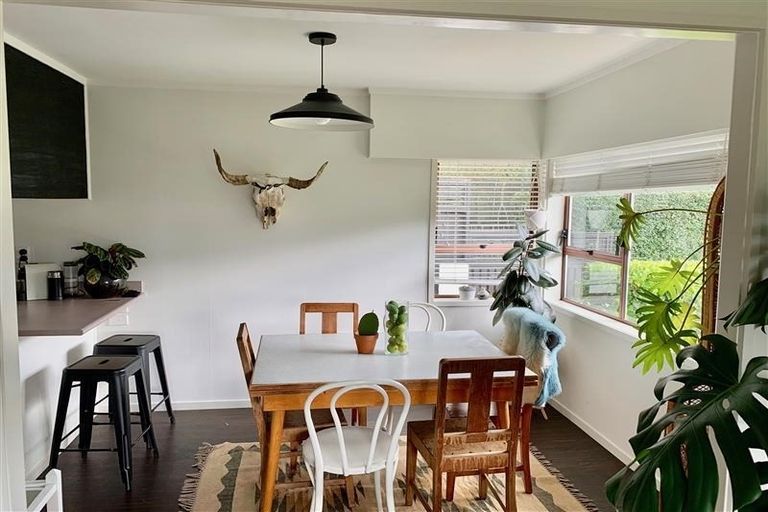 Photo of property in 27 Wainui Avenue, Point Chevalier, Auckland, 1022