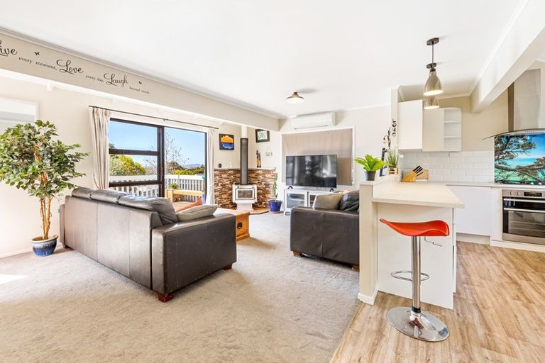 Photo of property in 5 Lorena Place, West Harbour, Auckland, 0618