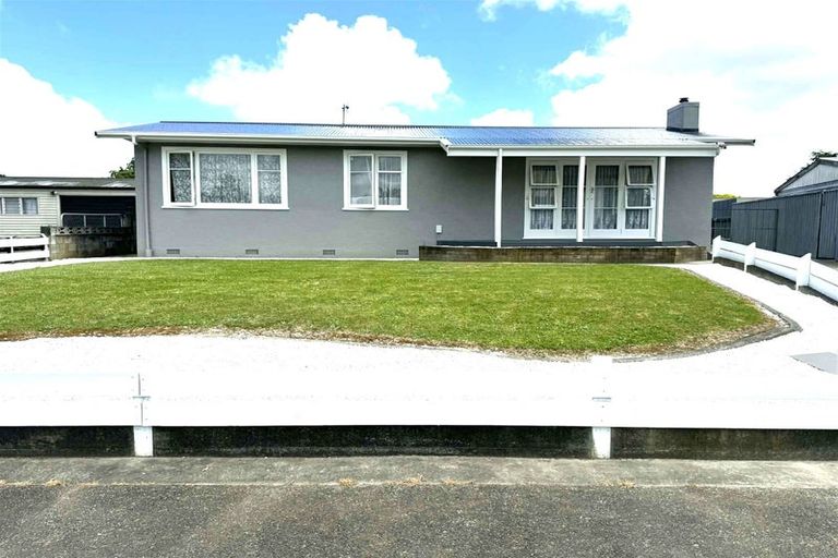 Photo of property in 4 Mokau Place, Terrace End, Palmerston North, 4410