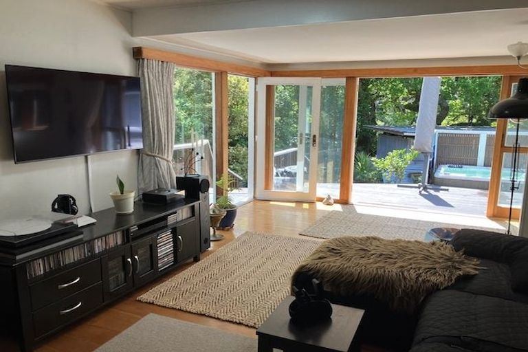 Photo of property in 8 Taungata Road, York Bay, Lower Hutt, 5013