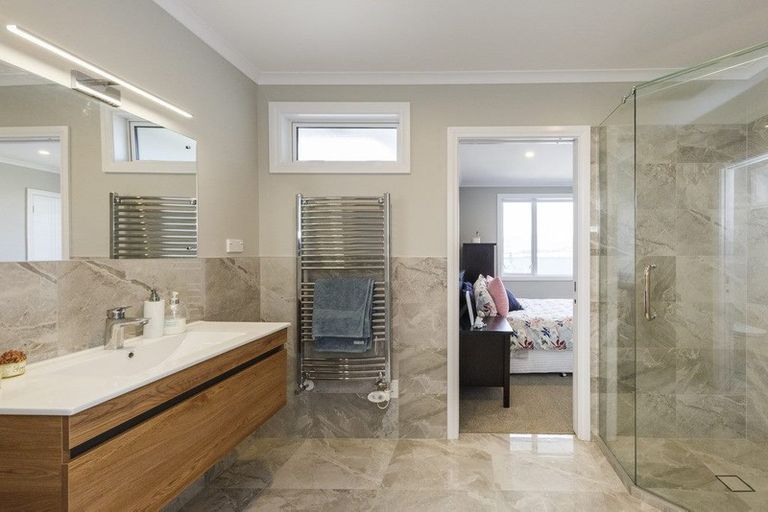 Photo of property in 124 Johnstone Drive, Fitzherbert, Palmerston North, 4410