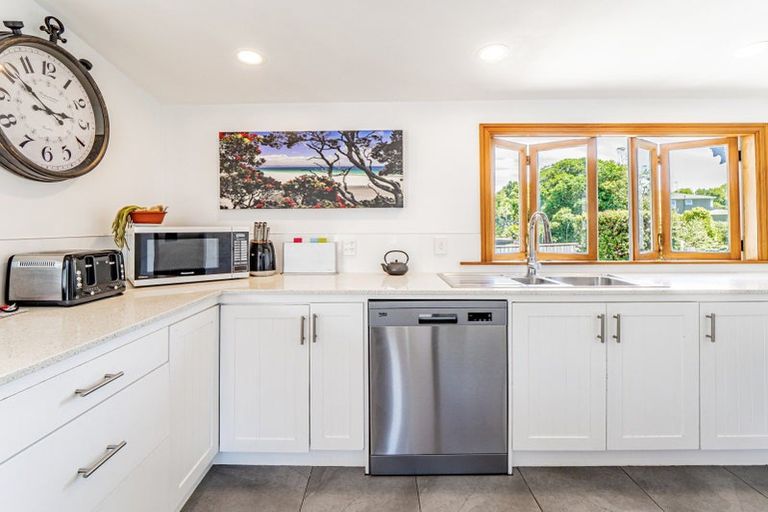 Photo of property in 38 Waiwaka Terrace, Strandon, New Plymouth, 4312