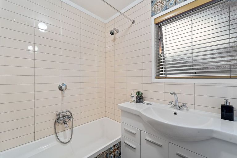 Photo of property in 2/3 Forsythe Place, Massey, Auckland, 0614