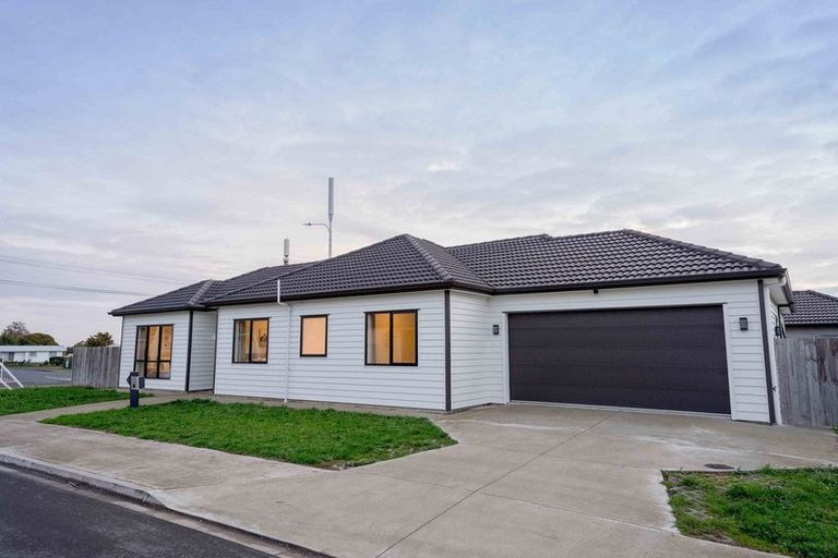 Photo of property in 2 Darley Way, Papakura, 2110