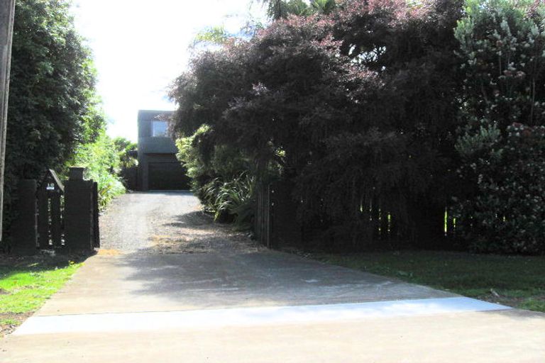 Photo of property in 24 Kiwi Esplanade, Mangere Bridge, Auckland, 2022