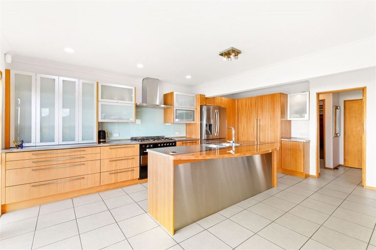 Photo of property in 124 Beach Road, Te Atatu Peninsula, Auckland, 0610