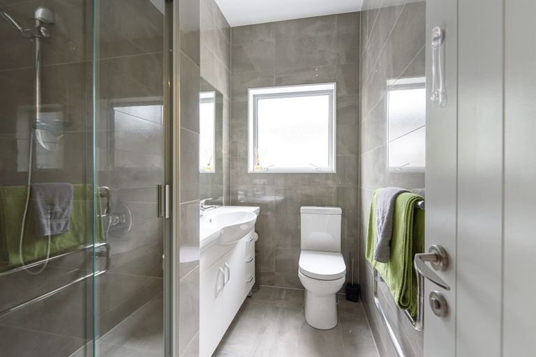 Photo of property in 6b Cronin Place, Beach Haven, Auckland, 0626