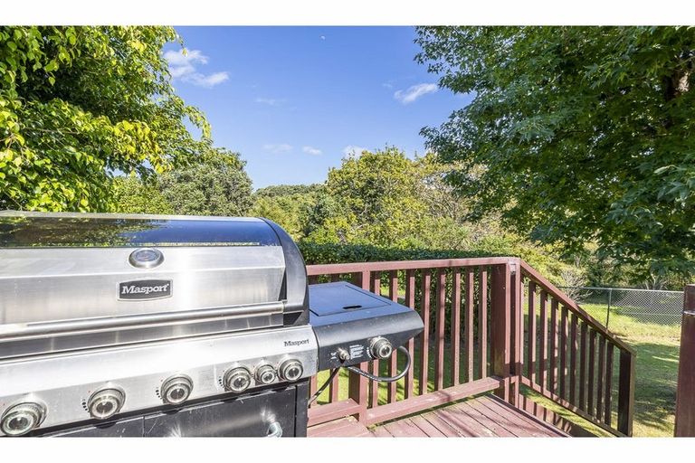 Photo of property in 52 Sylvan Crescent, Te Atatu South, Auckland, 0610