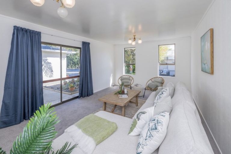 Photo of property in 10 Graham Grove, Waikanae, 5036