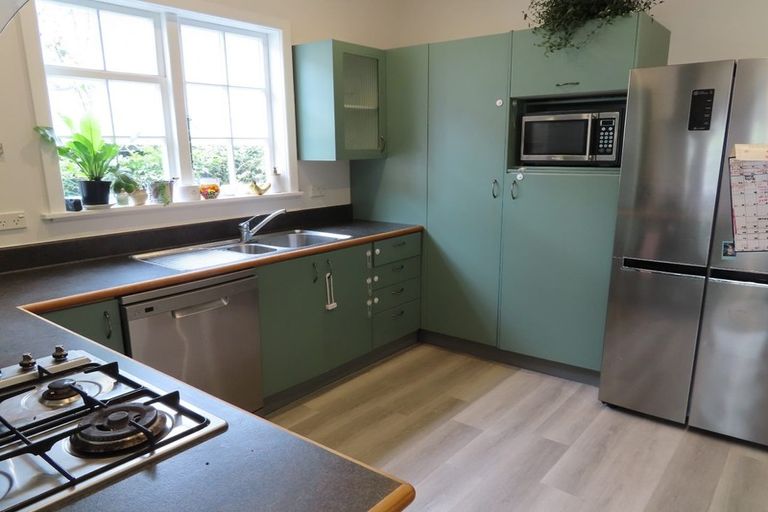 Photo of property in 43 Saint Ronans Avenue, Waterloo, Lower Hutt, 5011