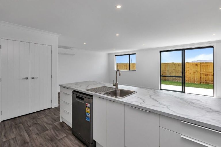 Photo of property in 51 Te Taniwha Road, One Tree Point, 0118