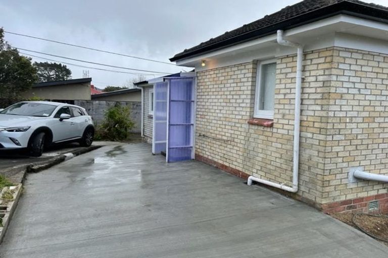 Photo of property in 1/22 Cliff View Drive, Green Bay, Auckland, 0604